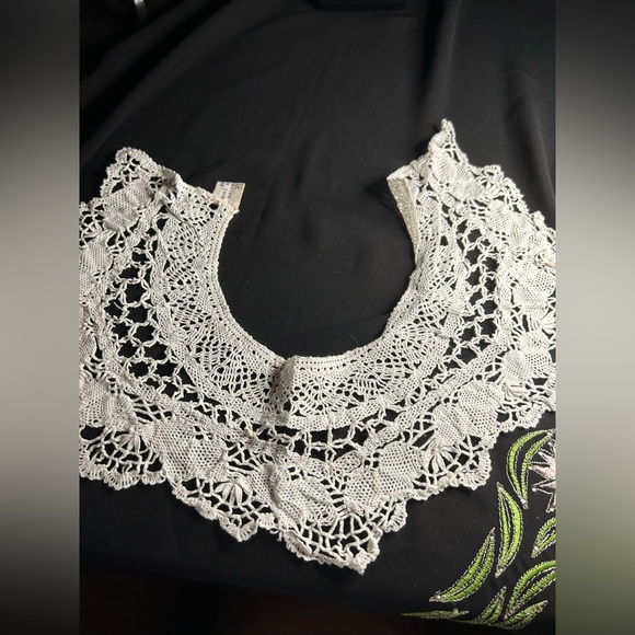 ANNIE VTG Crocheted Attachable pin on Collar. Clean, no stains. - Picture 2 of 7
